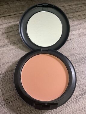 MAC Cosmetics Pressed Setting Powder Compact — Light Beige (NC25)
